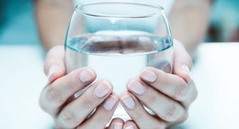 Bere acqua appena svegli evita questo grave problema di salute