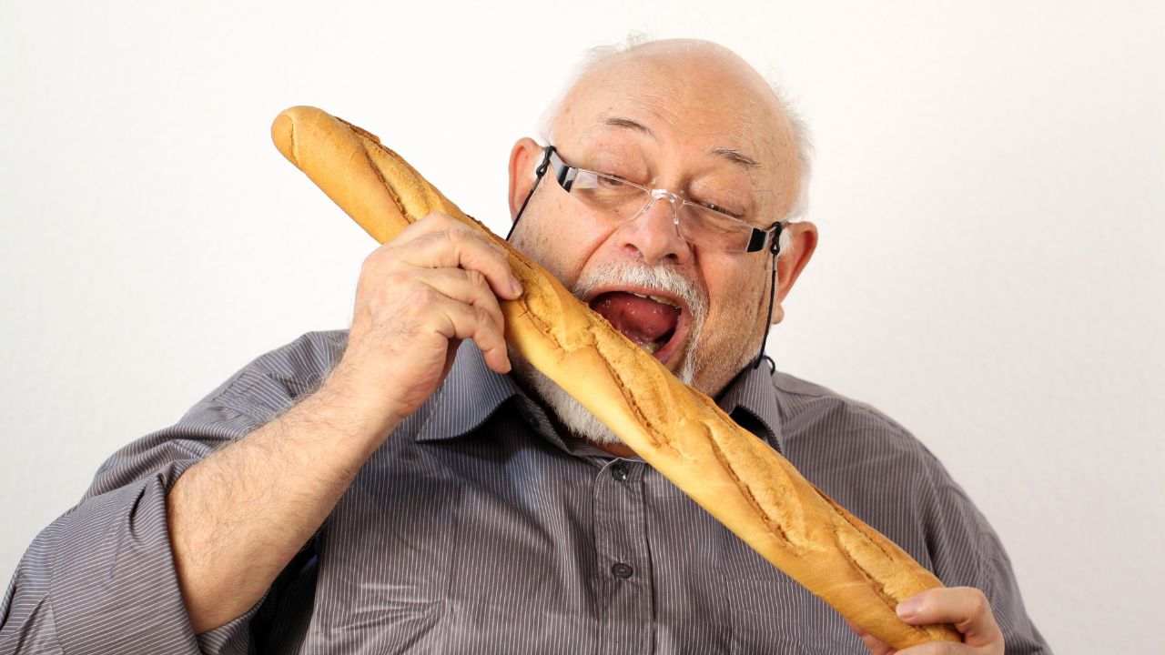 mangiare pane e pasta a cena