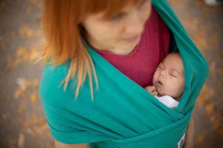 Babywearing, il trasporto dei bambini in fasce (pixabay) 081.it 061122