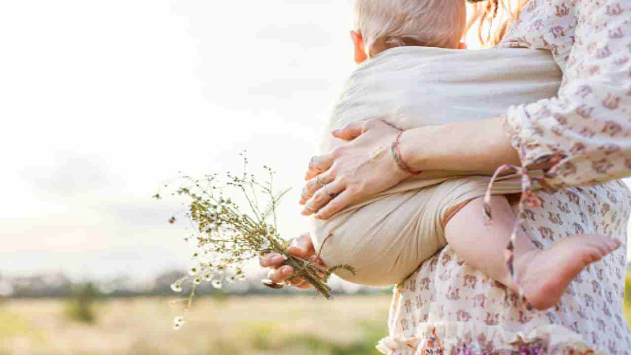Babywearing, il trasporto dei bambini in fasce (pixabay) 081.it 061122