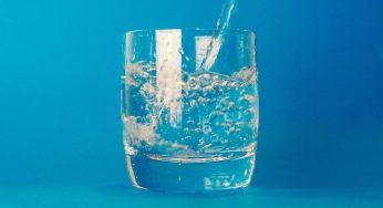 Non bevi abbastanza acqua? Il trucco facile per bere di più