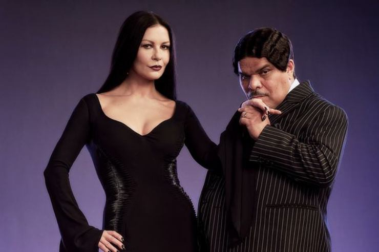 Catherine Zeta-Jones (Morticia Addams), Luis Guzmán (Gomez Addams) - www.081.it