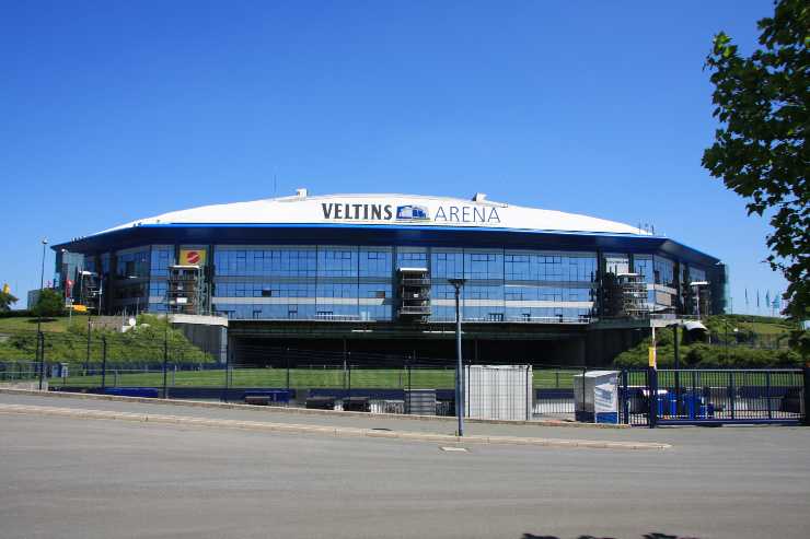 Lo stadio con tubature di birra - www.081.it