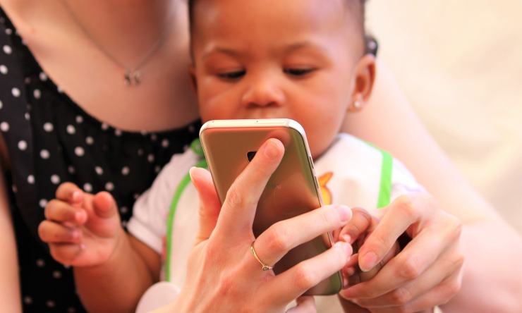 Bambini pericolo cervello tecnologia 